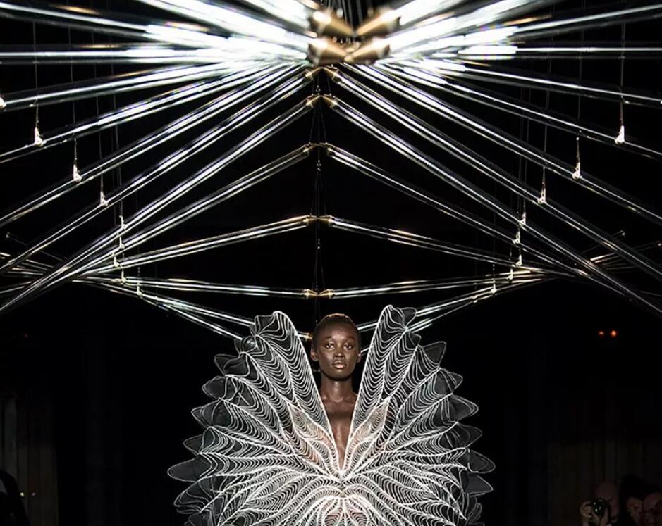 白色混凝土做成的洞穴般的建筑内,墙壁上密密麻麻的贴满了小块的镜面